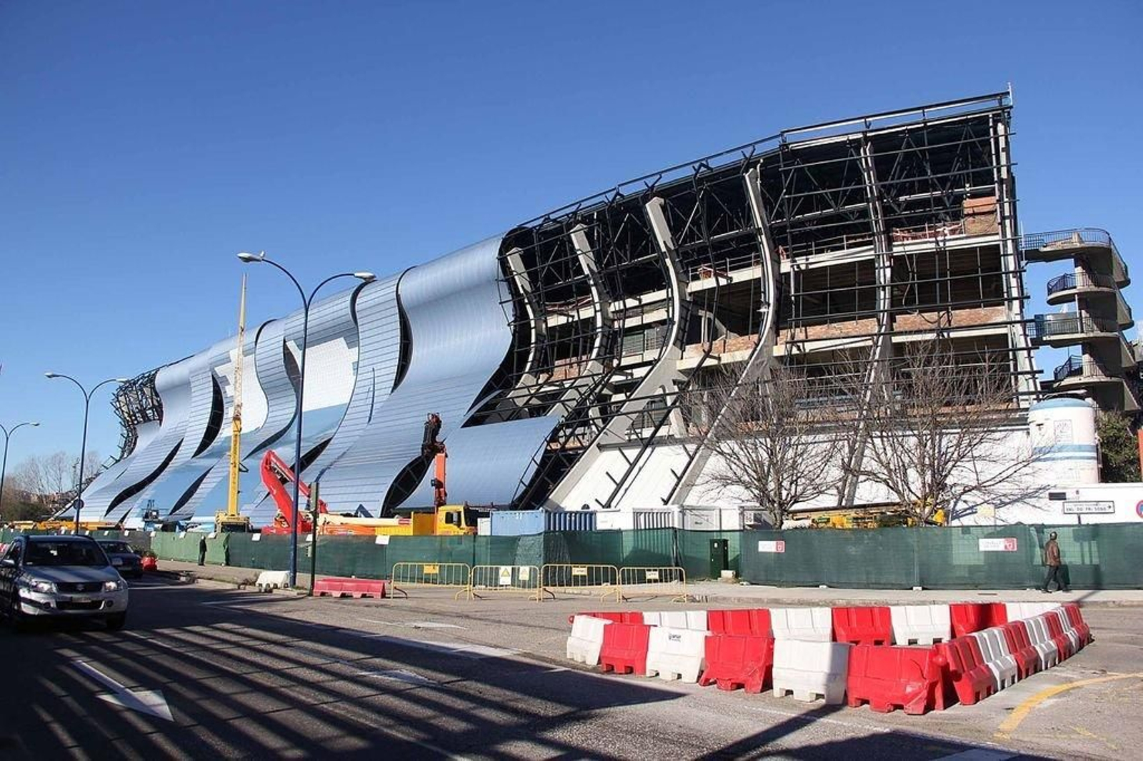 Balaídos, cubierto por dentro y a medias por fuera