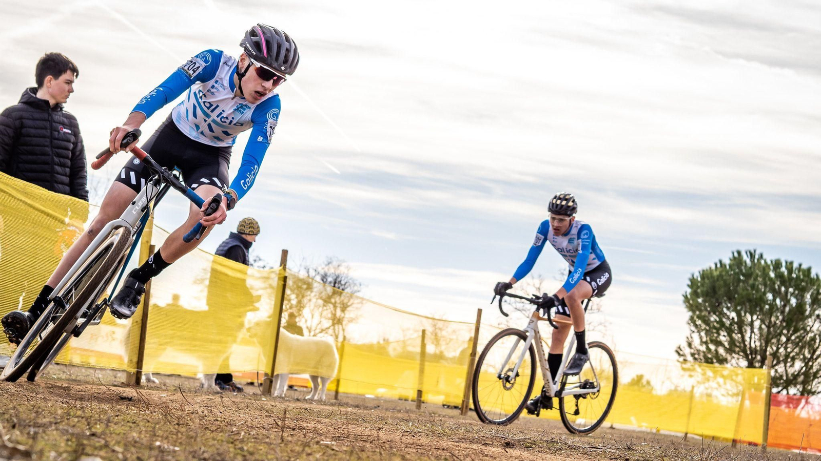Pedro Cidrás lidera la carrera por delante de Guillermo García, ayer en Tarancón.