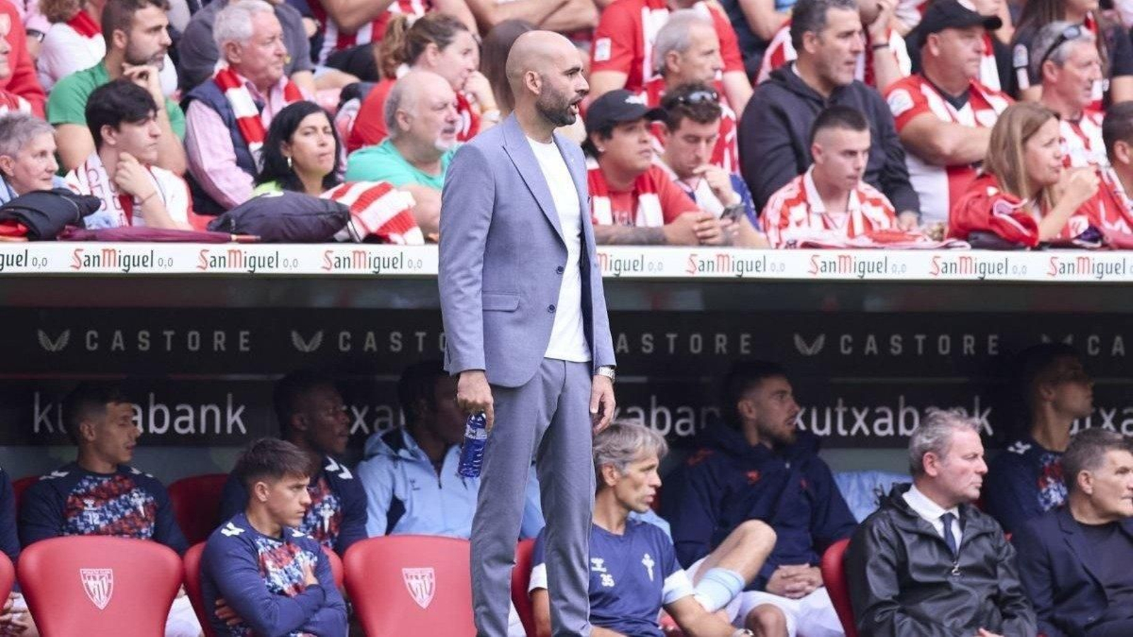 Claudio Giráldez, entrenador del Celta, grita durante el encuentro de ayer en San Mamés.