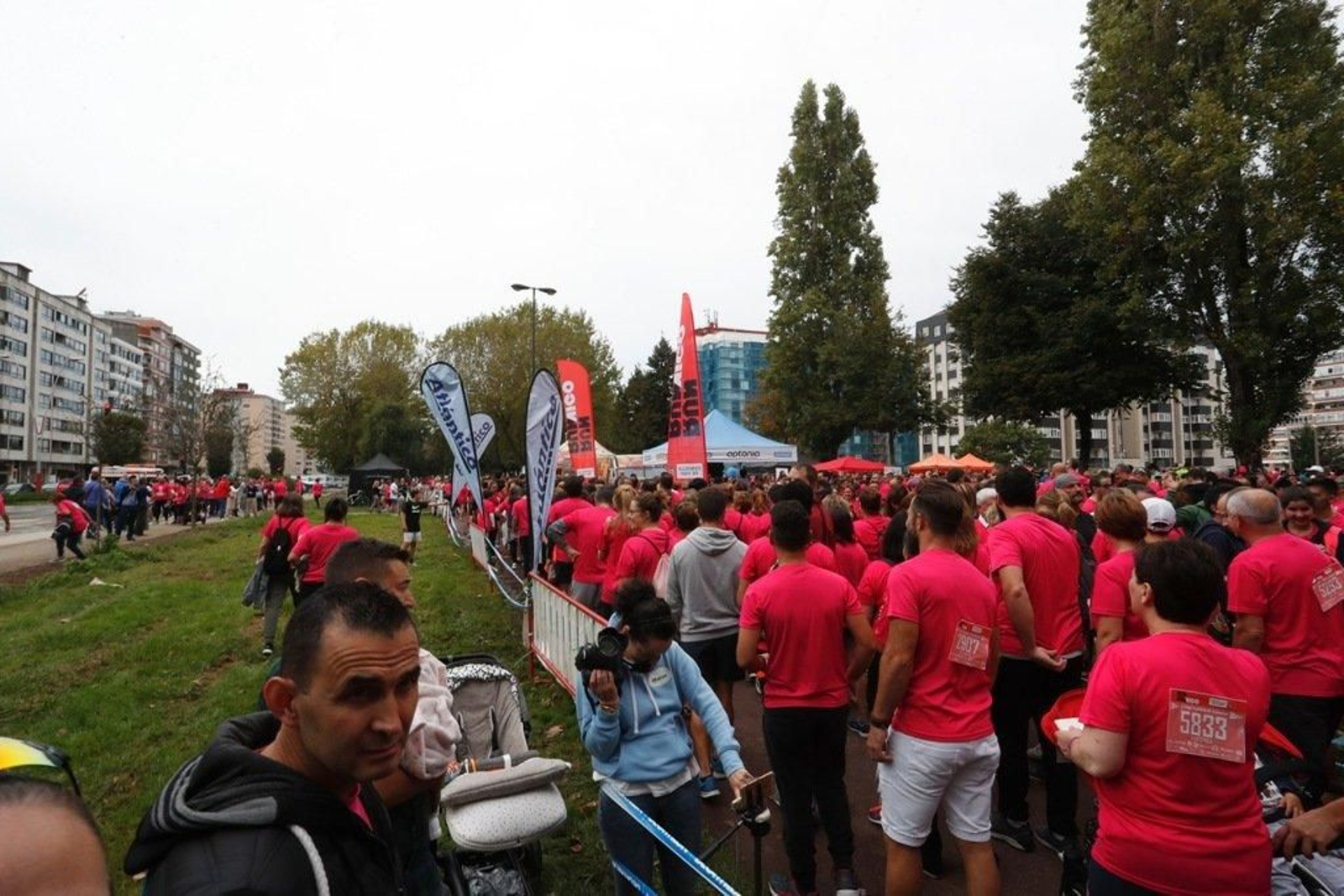 El color rosa abarrotó la Avenida de Castelao - JV Landín 190