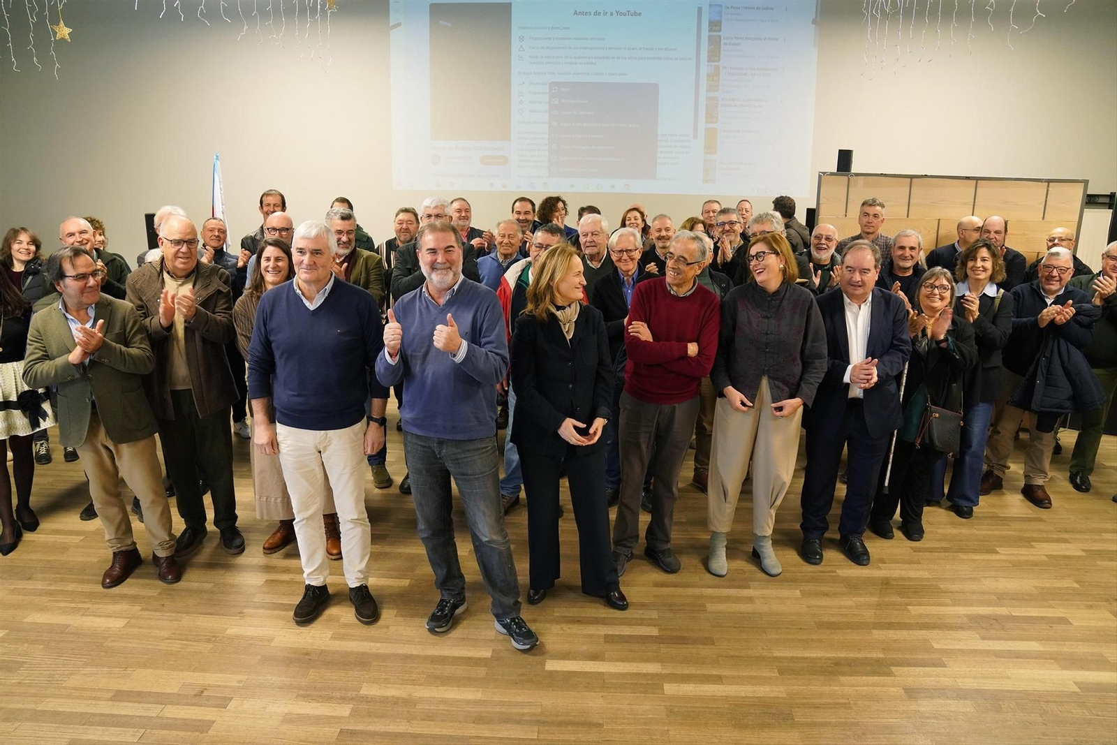 Quintana, al frente del grupo, ayer en Santiago.