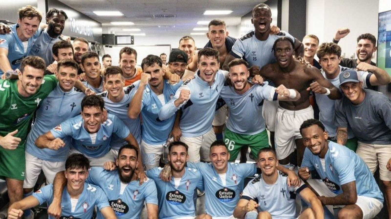 La mayoría de los descartados aparecen en la fotografía de celebración en el vestuario tras el Alavés.
