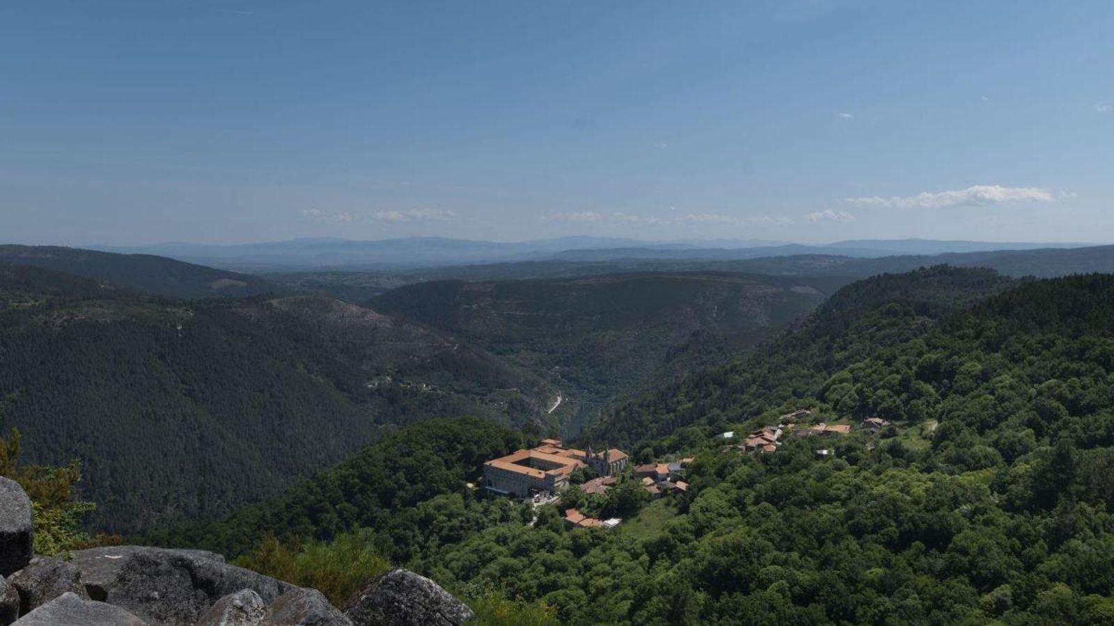Paisaje de Nogueira de Ramuín en la Ribeira Sacra.