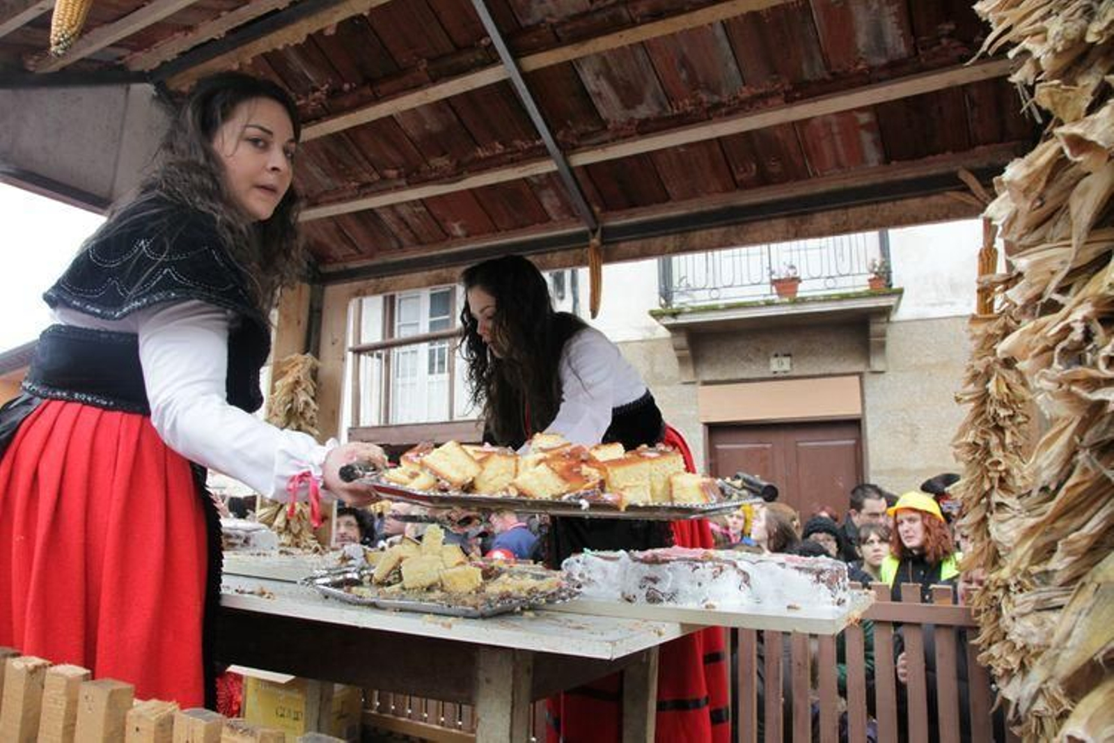 Laza recibe a los peliqueiros con bica y licor café