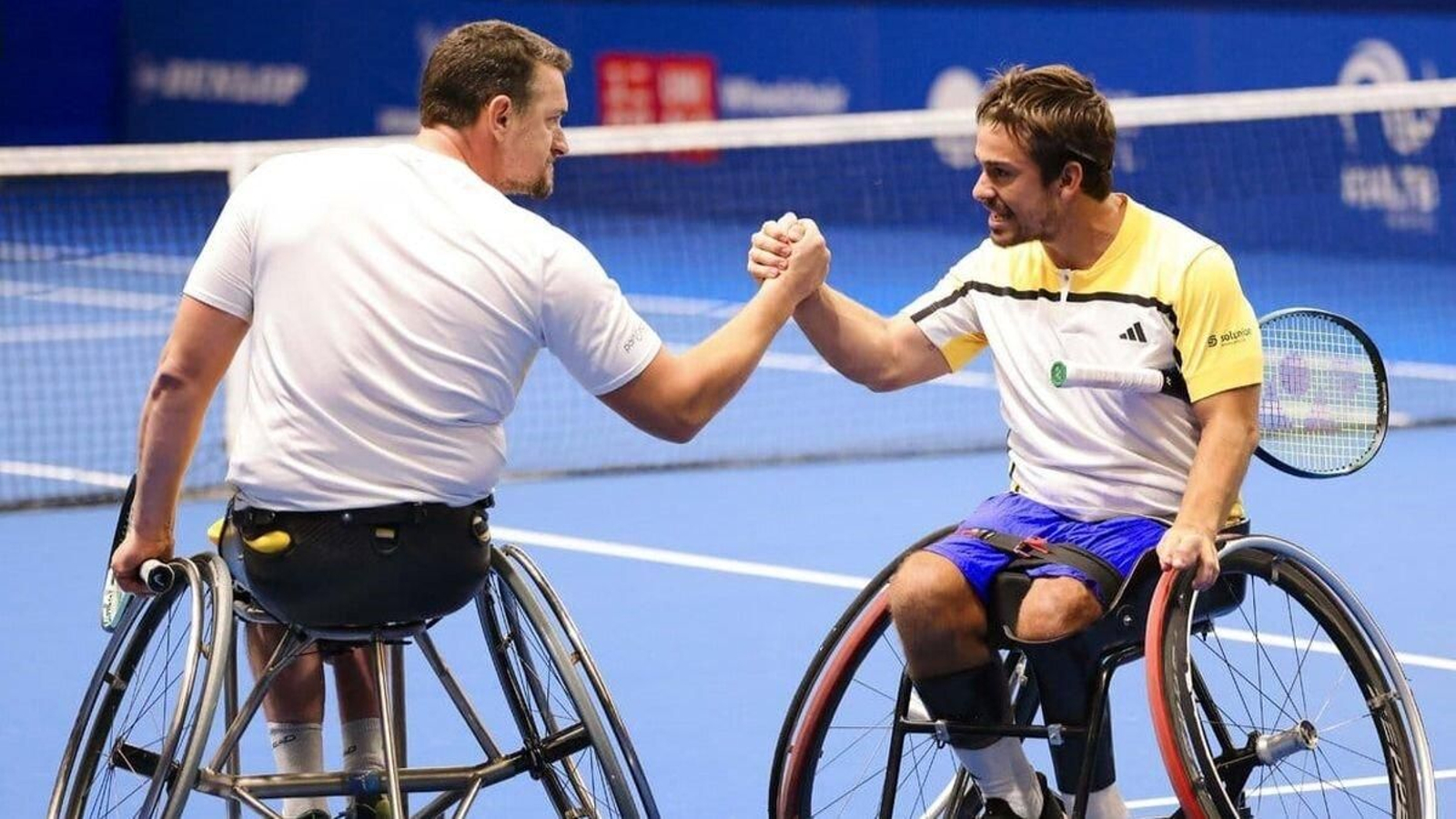 El jugador belga y el vigués chocan las manos para festejar un punto sobre la pista dura neerlandesa.