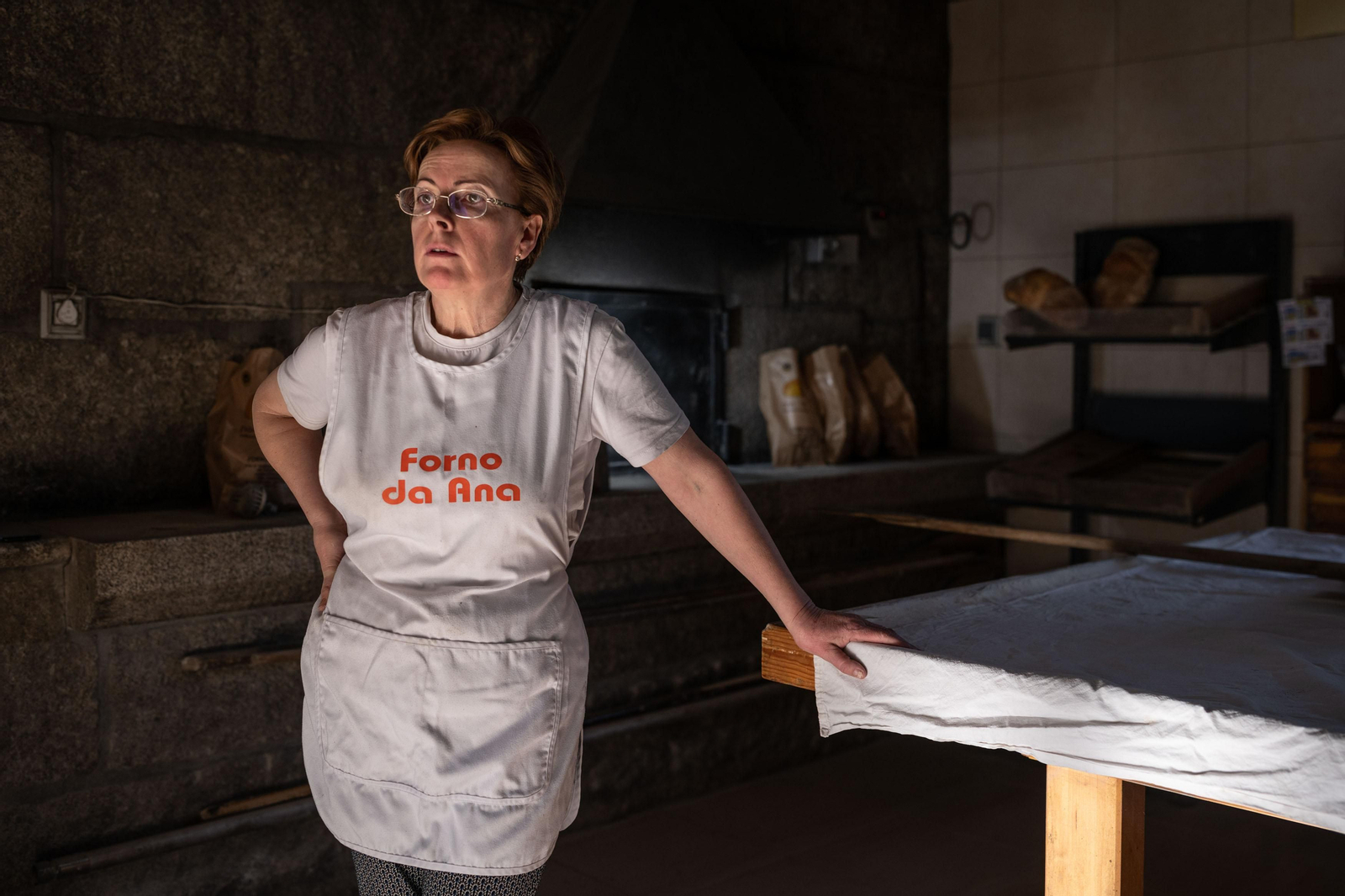 Ana, de Forno da Ana, coloca bolas de pan de Cea en una mesa de su tahona.