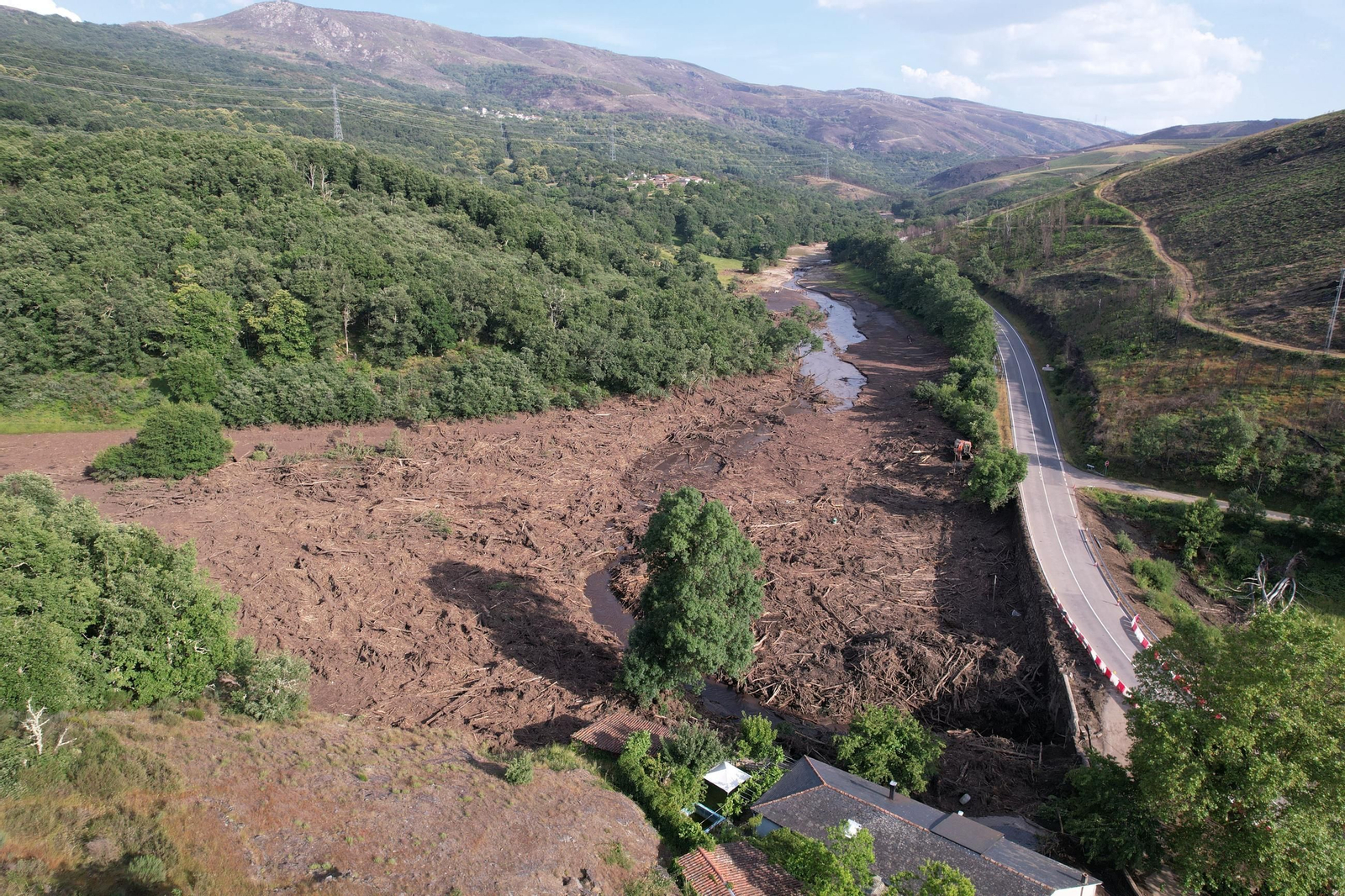 Galería | Viana do Bolo, cruzada por el torrente de agua, en fotos a vista de dron
