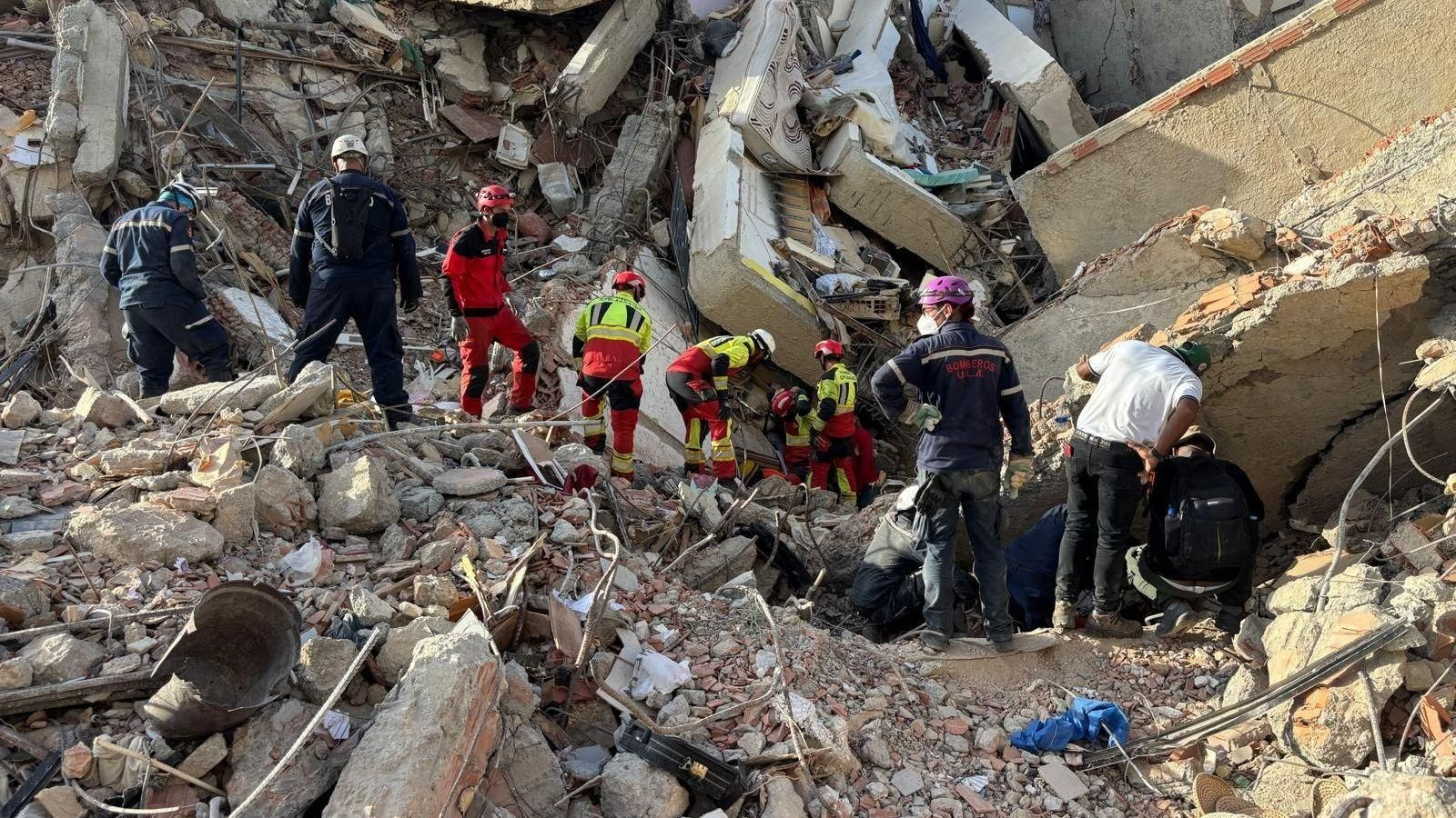 Bomberos españoles buscan supervivientes en Venezuela.