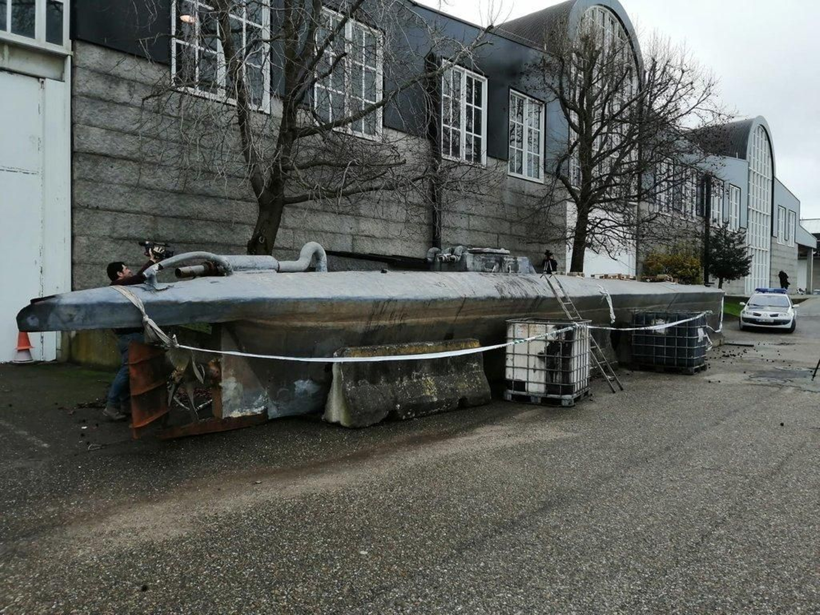 El narcosubmarino en las instalaciones de Zona Franca en Vigo 1