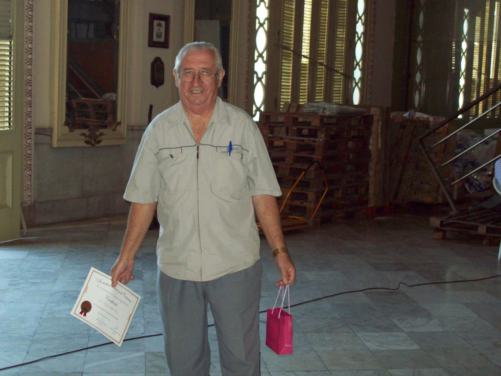 Manuel Valella, recibiendo el reconocimiento por el Centenario de la fundación de la Asociación Viveiro y su Comarca jpg