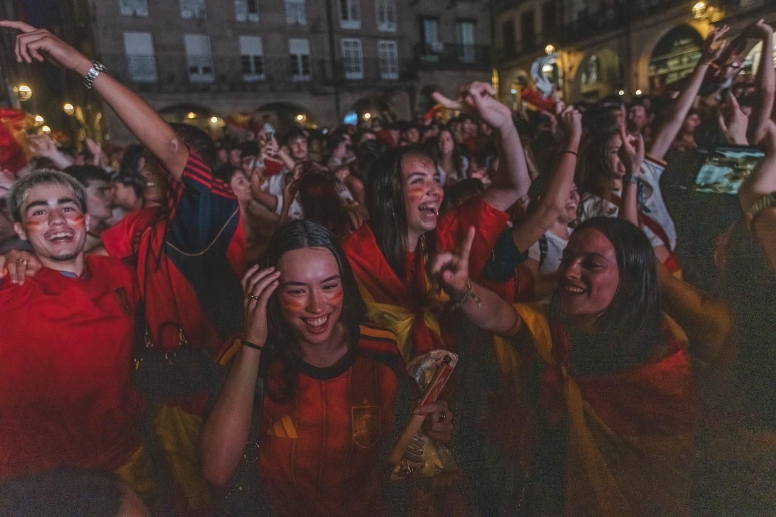 Galería | La ilusión por España en la semifinal tiñe de rojo la provincia de Ourense, en fotos
