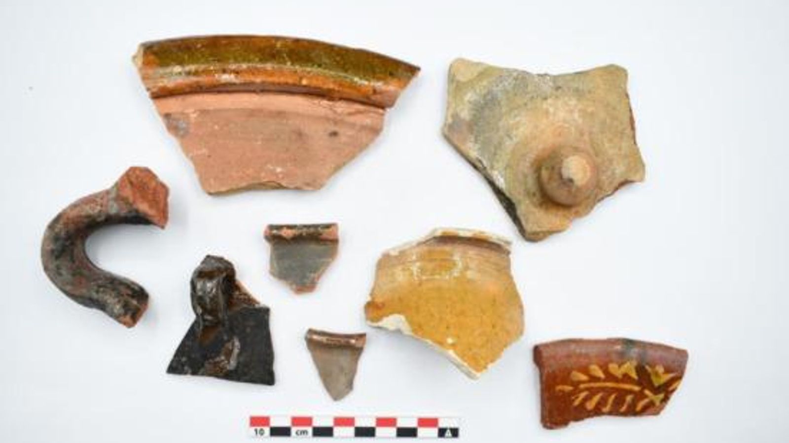 Restos de cerámicas localizadas durante los trabajos.