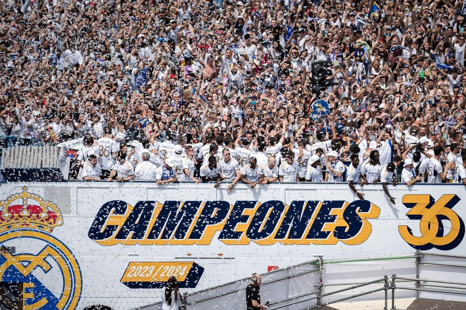 Los jugadores del Real Madrid celebran en un autobús descapotable la liga 23-24.