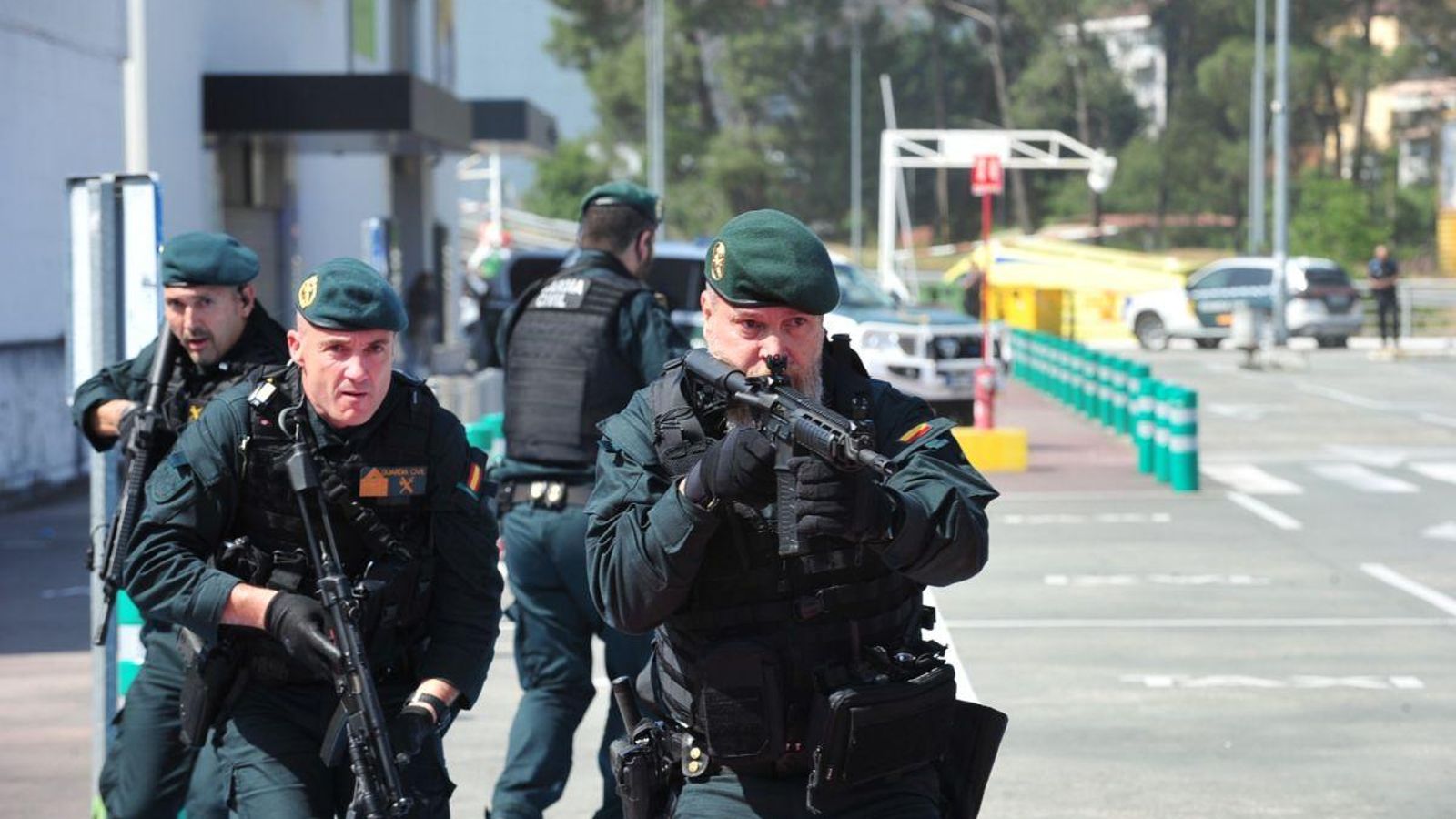 Los agentes en el exterior del centro comercial.
