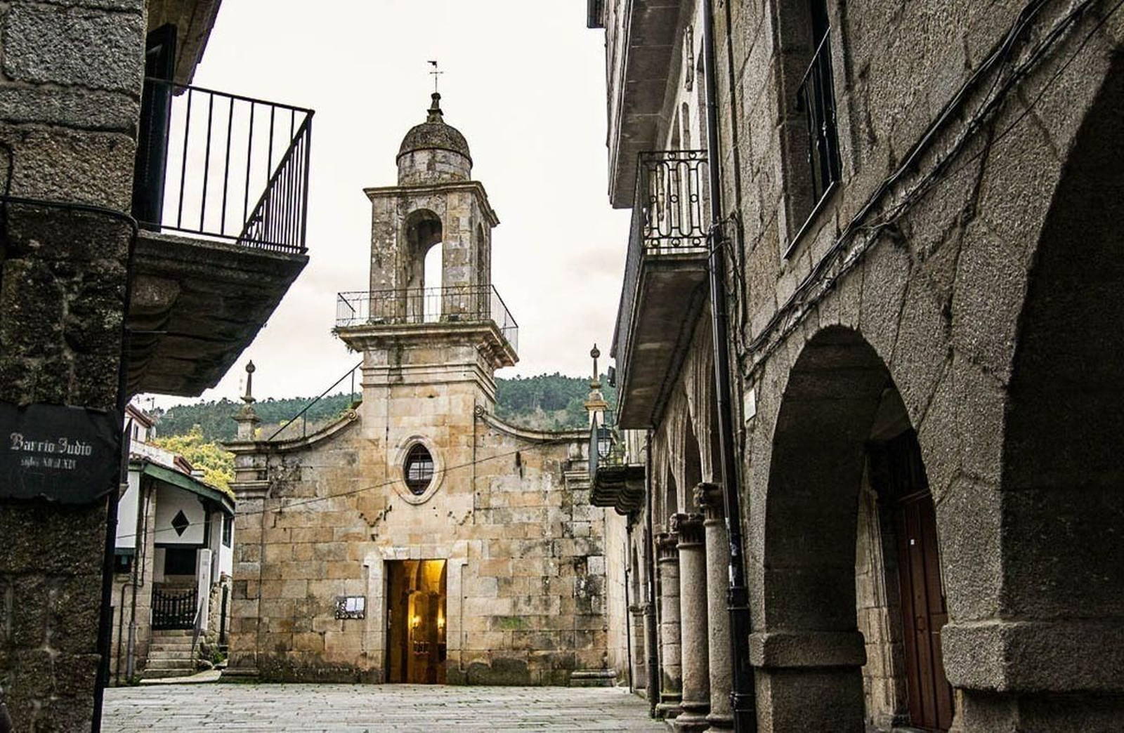 Una de las calles del casco histórico de Ribadavia.