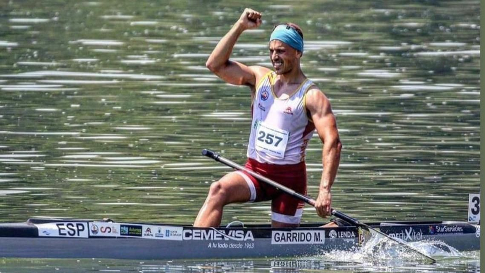 El canoísta tudense celebra el título continental tras casi 27 kilómetros de regata.