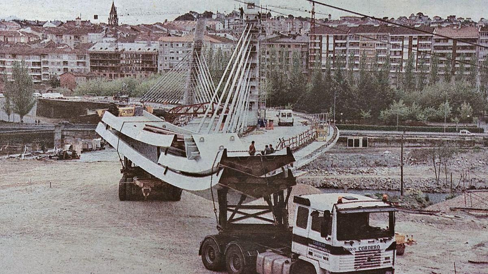 Llegada de la primera pieza de la pasarela del quinto puente sobre el Miño.