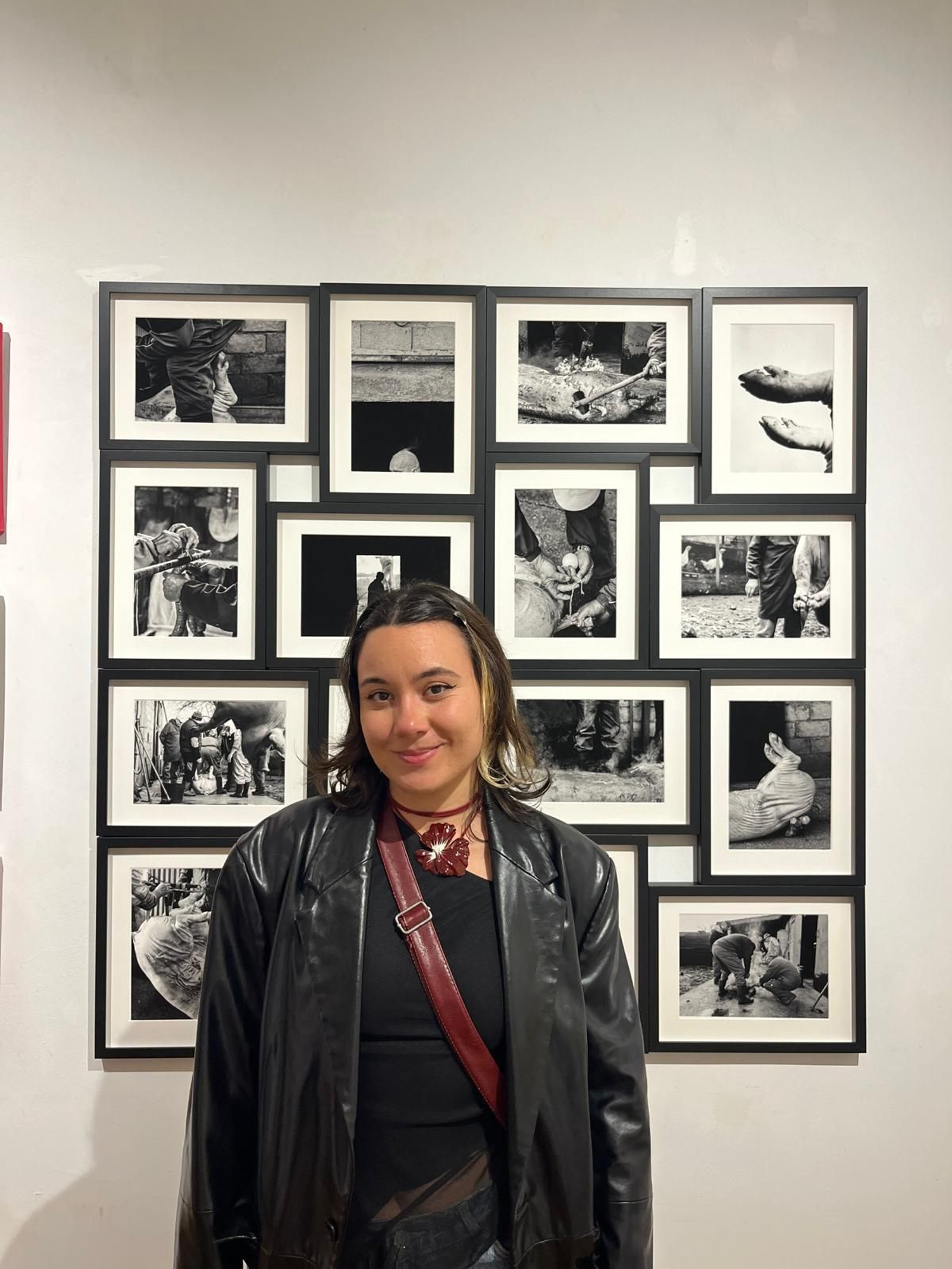 Elena Rodicio diante da mostra de fotografías “Memoria Carnal”.