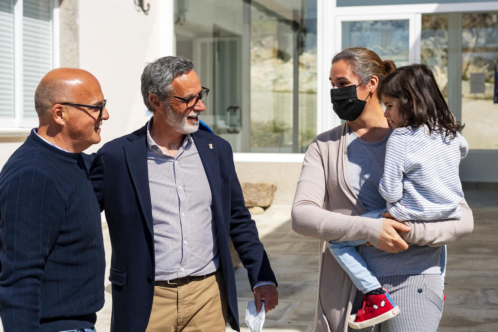 Manuel Baltar xunto a Manuel Conde, rexedor local, e a tenente de alcalde de Vilar de Barrio, Soraya Briz.