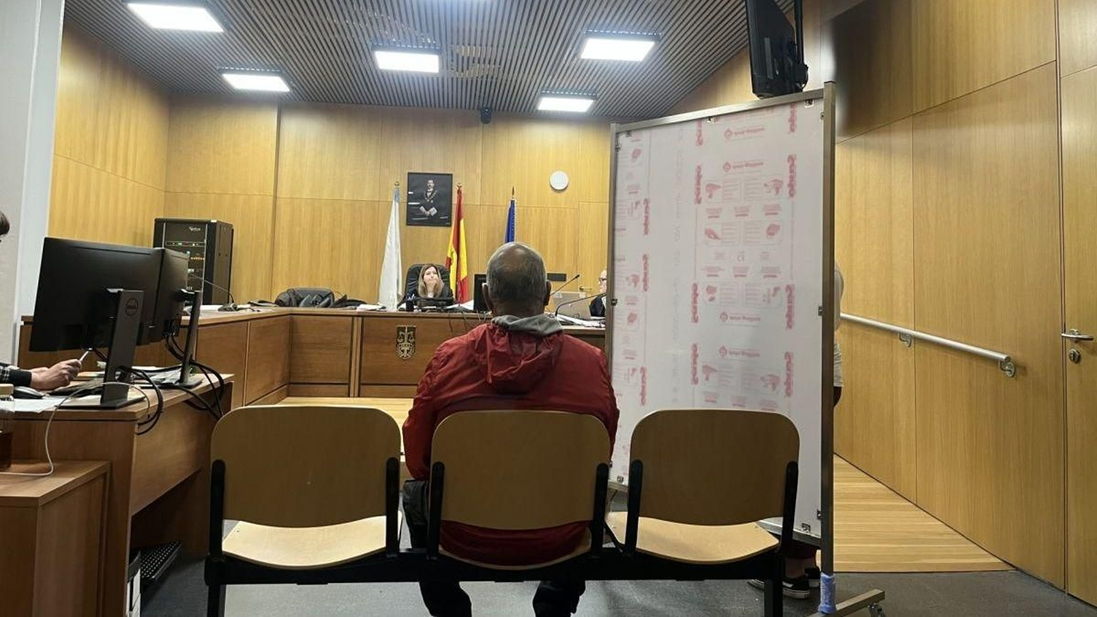 El inculpado, este martes en el Penal 2. La víctima, tras la mampara.