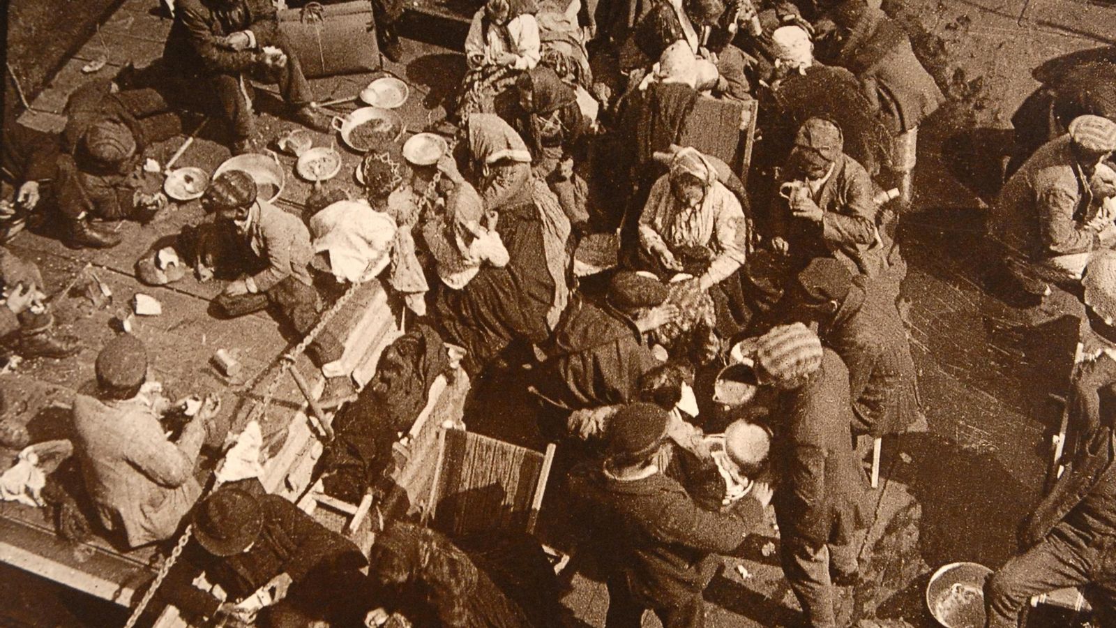 Inmigrantes españoles comiendo en la cubierta antes de descender en el puerto de Buenos Aires.