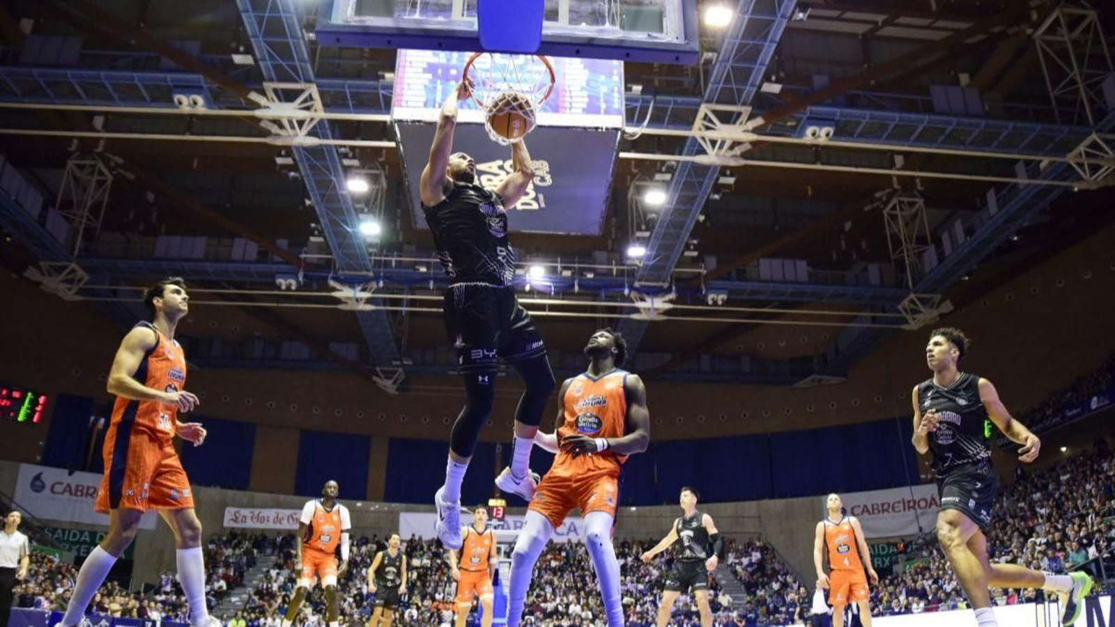 Andersson machaca el aro del Básquet Coruña.