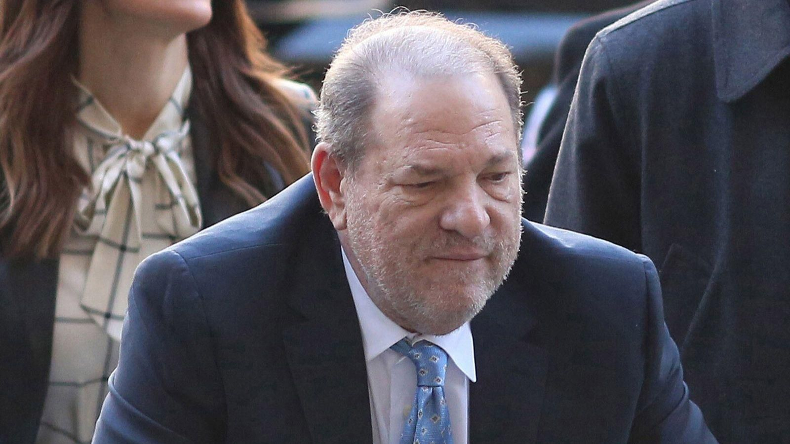 Harvey Weinstein llega al Tribunal Penal de Manhattan con sus abogados el 24 de febrero de 2020.