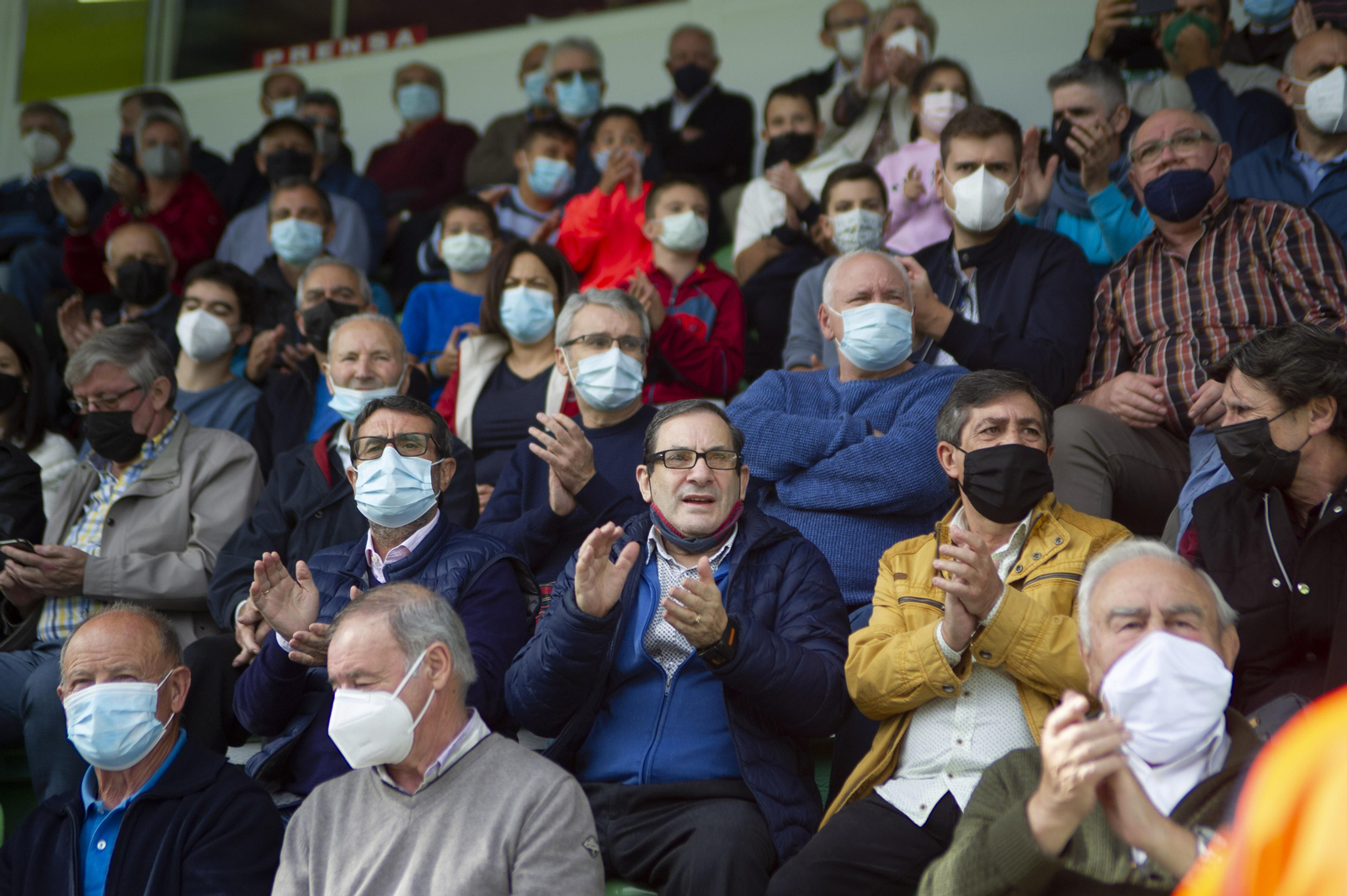 Ambiente en el campo de Espiñedo este pasado fin de semana. (FOTO: Martiño Pinal)