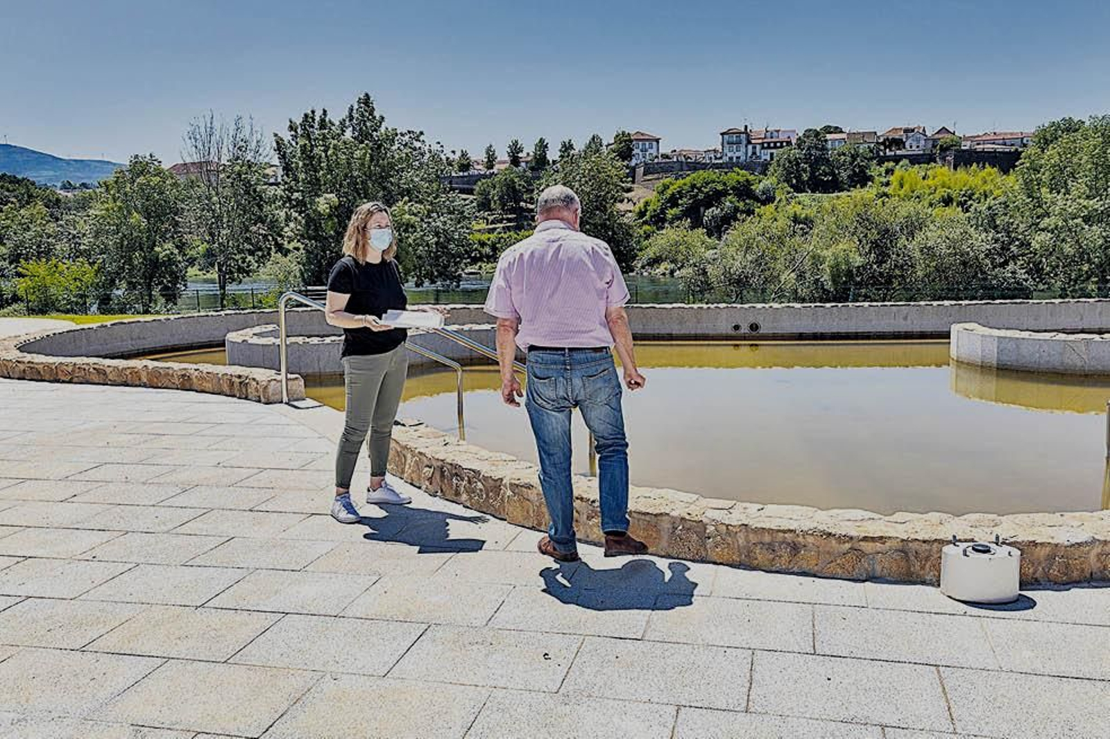Visita de la alcaldesa, Marta Valcárcel, al espacio termal de Teans-Oleiros.