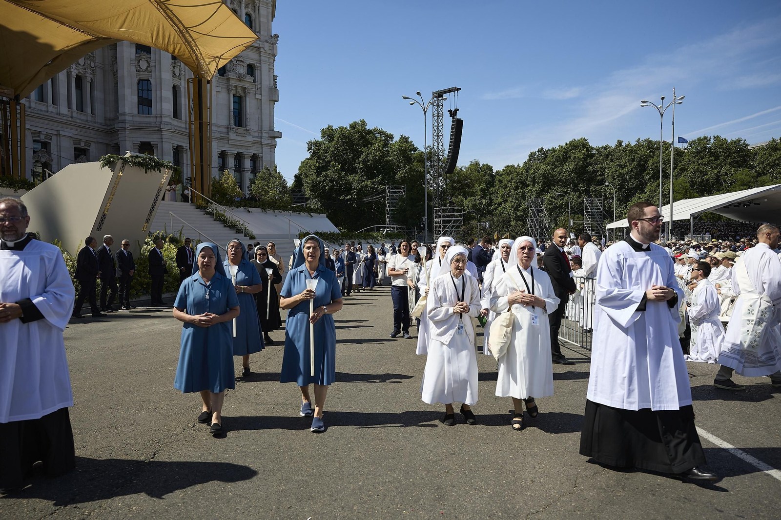 Galería | Multitudinaria misa y procesión del Corpus en Madrid con el papa León XIV