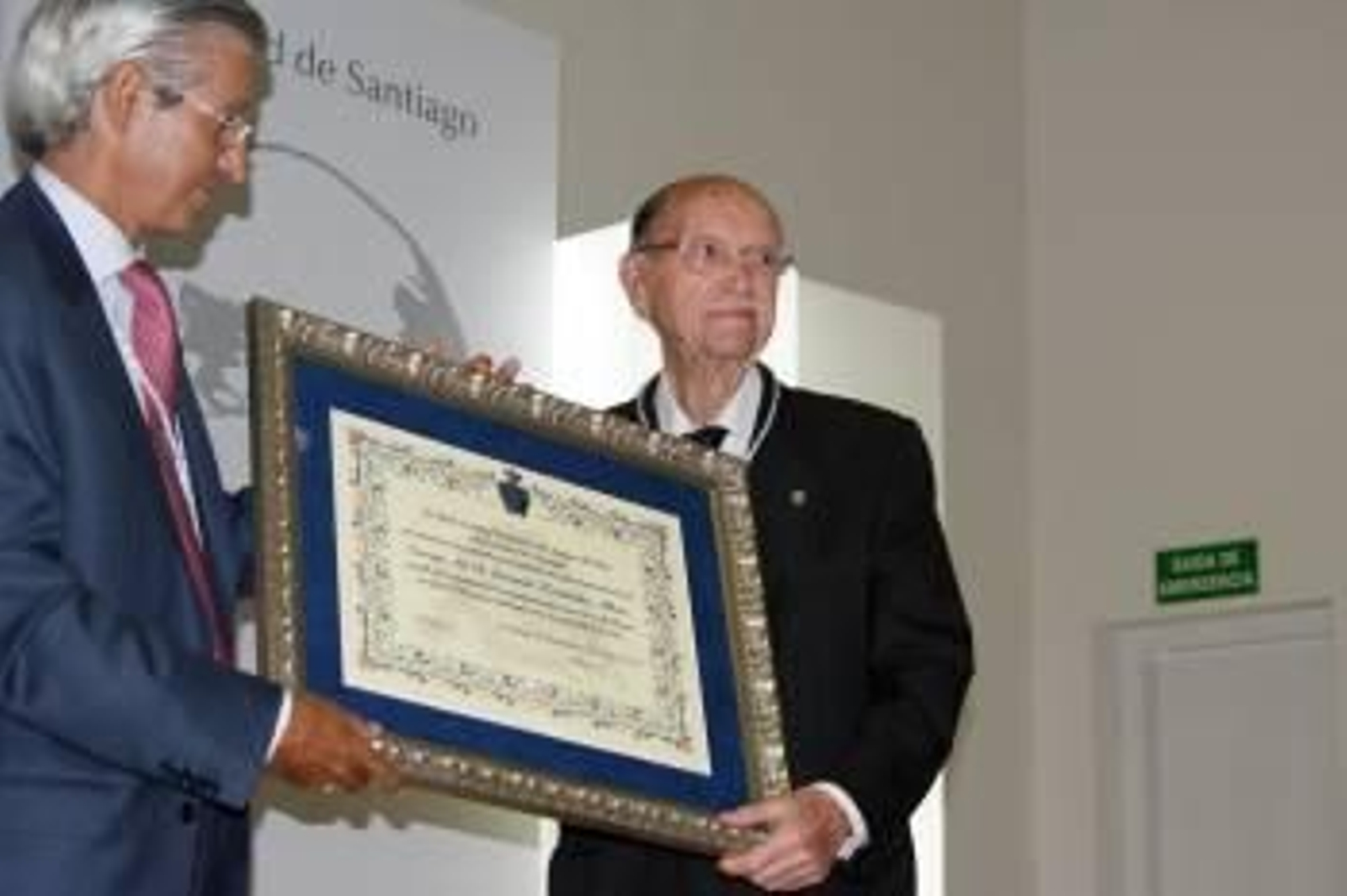 Fernández Albor, con el nombramiento de socio de honor de los Amigos del País. (Foto: VICENTE PERNÍA)