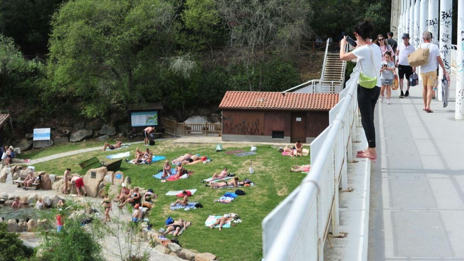 En la zona termal, ayer la estampa era más propia del mes de julio.