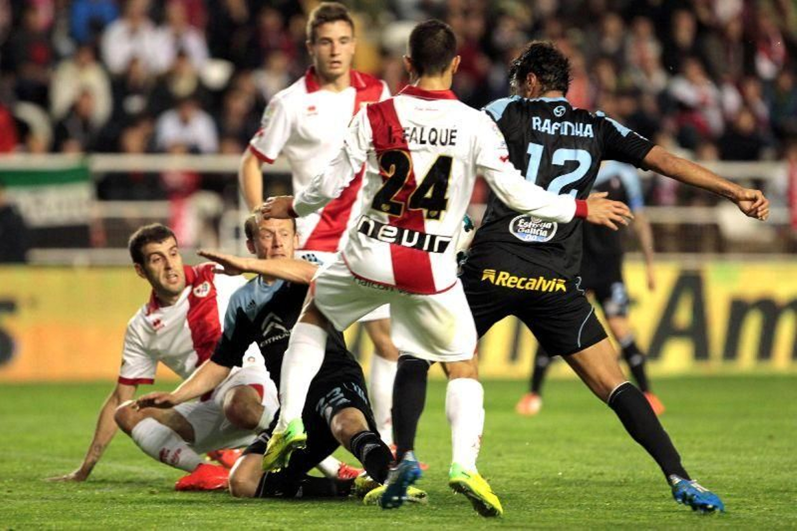 Krohn-Dehli pugna por un balón junto a Trashorras, Saúl Ñíguez, Iago Falque y Rafinha.