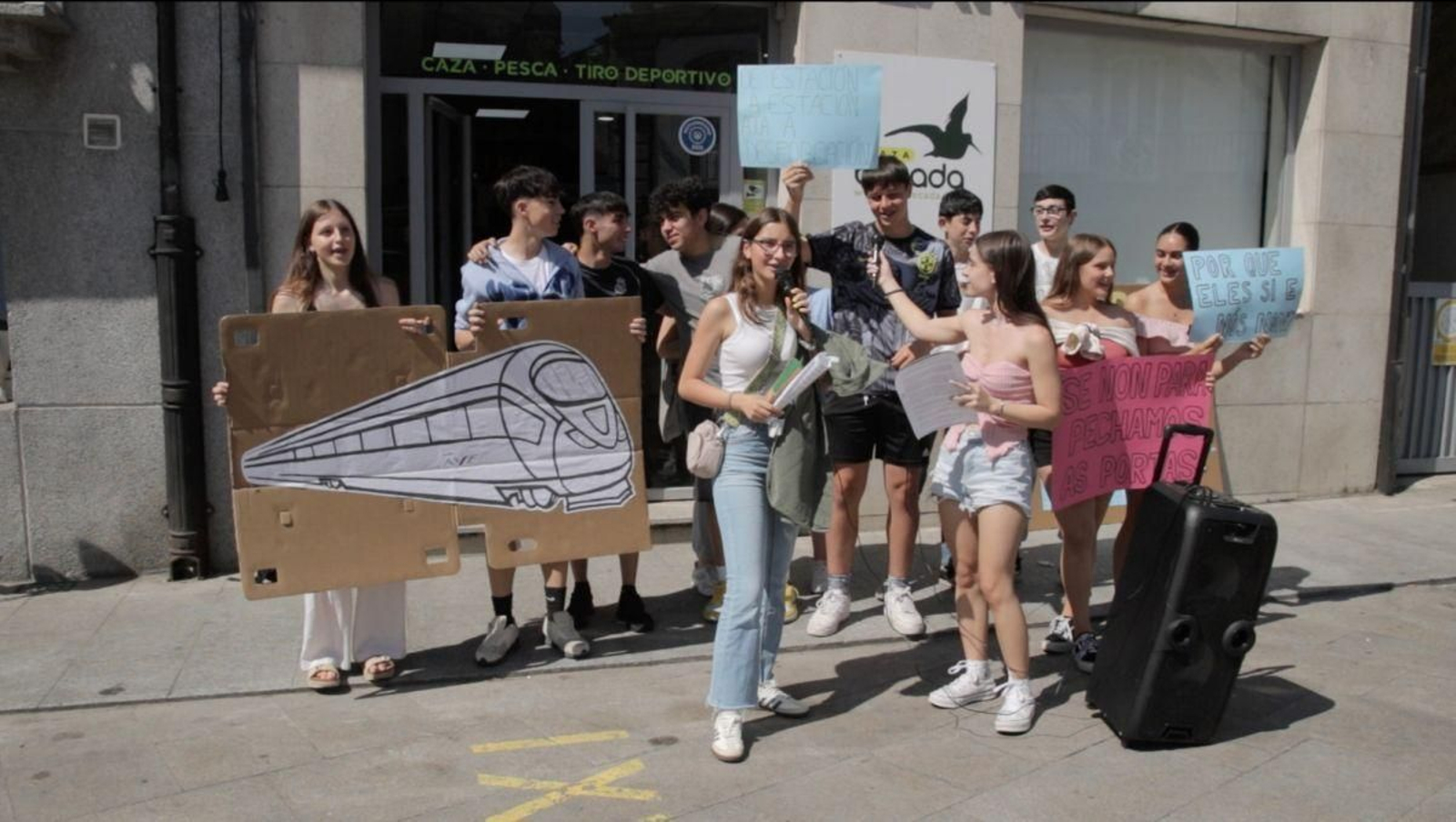 Jóvenes de Viana do Bolo se manifiestan contra la reducción de frecuencias de tren.