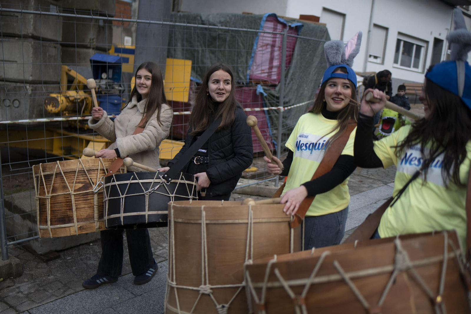 Galería | Viana do Bolo da inicio a su Entroido con el folión femenino