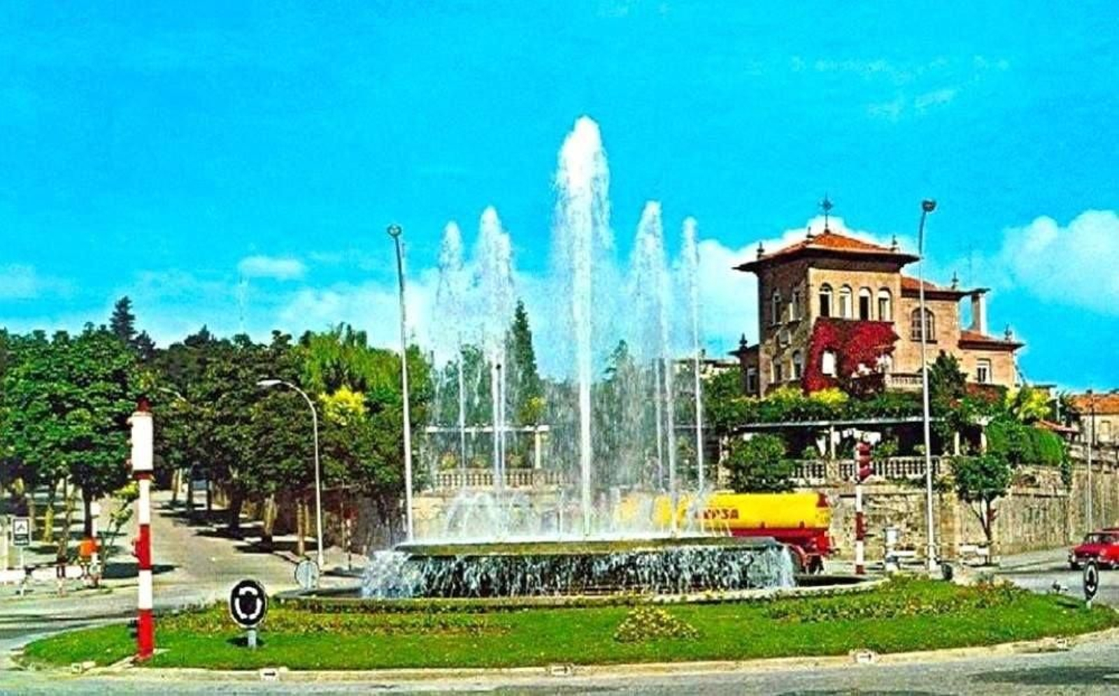 Una imagen antigua de la fuente luminosa, instalada en la Praza de España el 3 de  agosto de 1967.