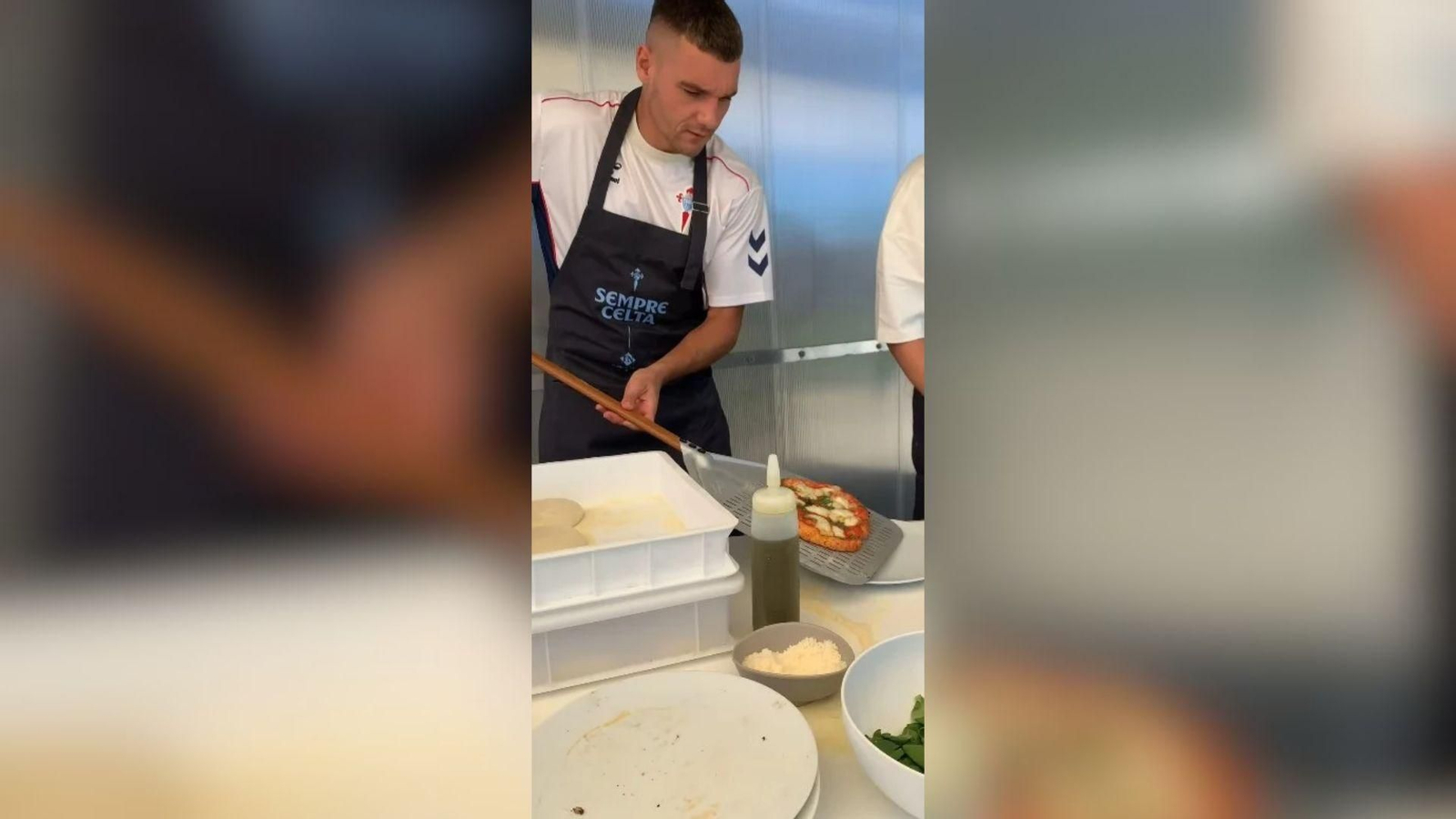 Jutglà haciendo la pizza.