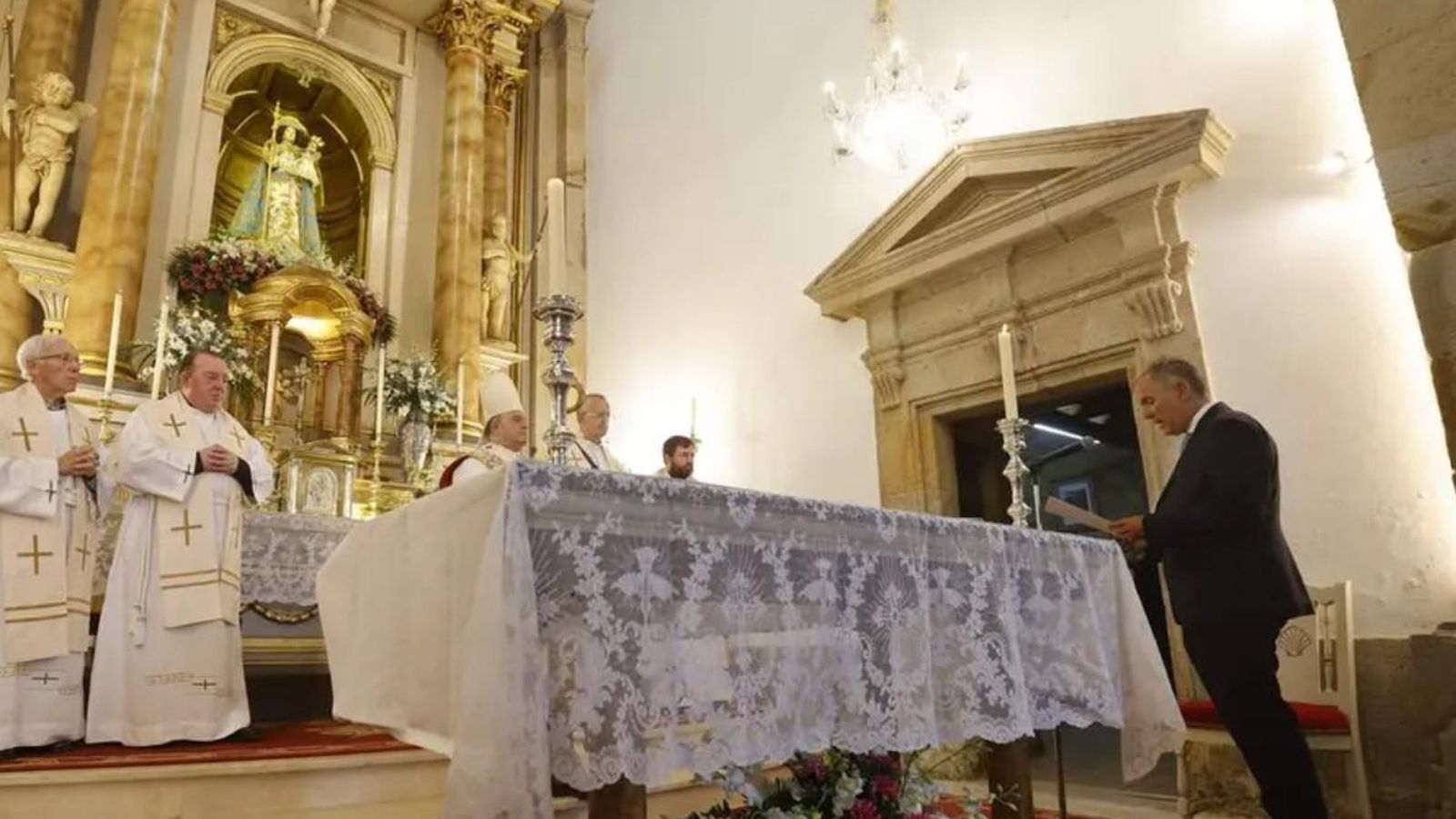 Domínguez no momento da ofrenda á Virxe.