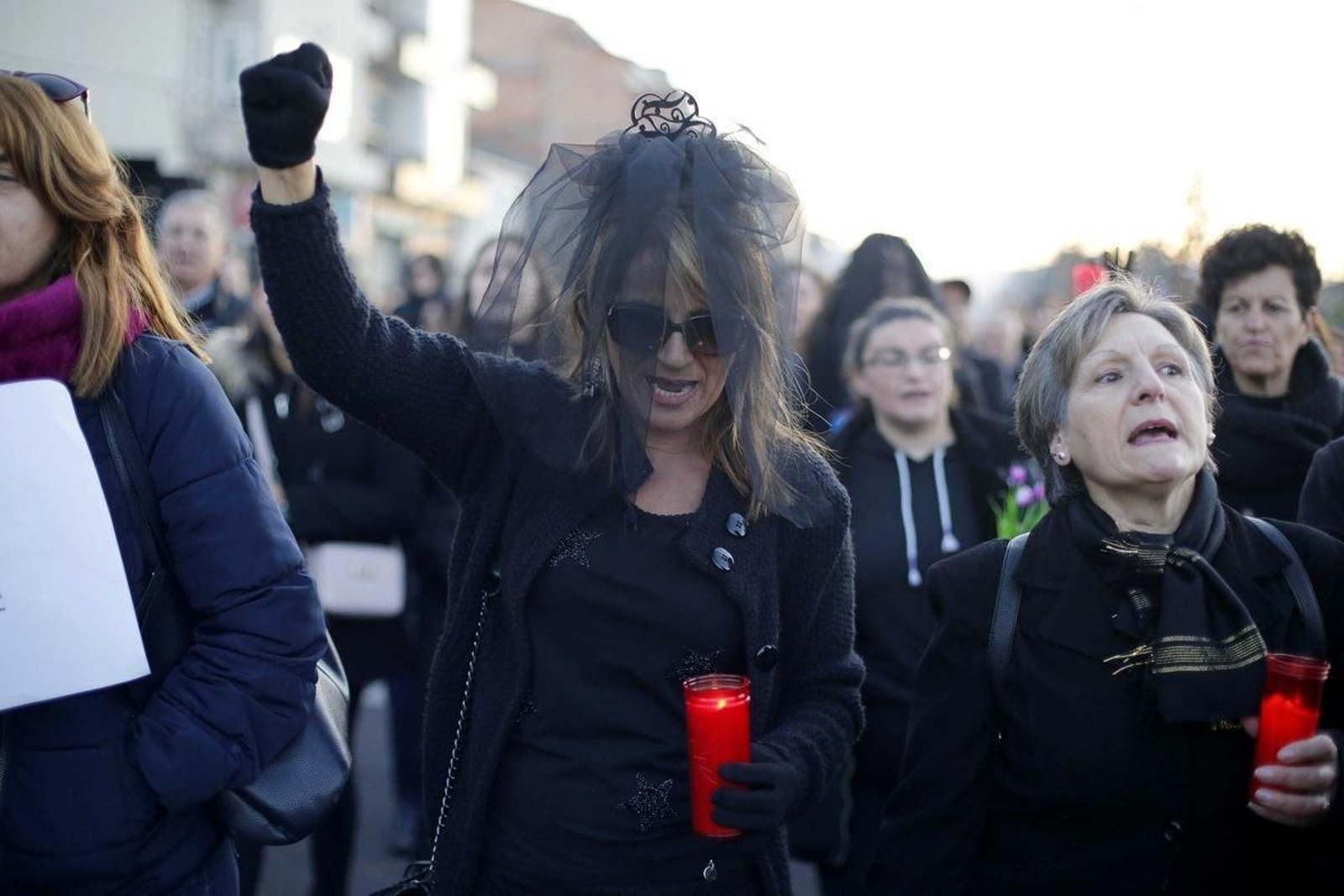 Luto riguroso para acompañar al 'cadáver'.  //X.Fariñas