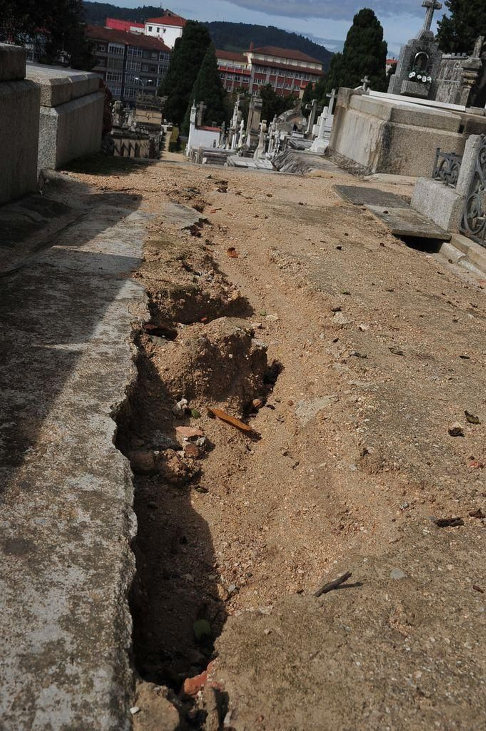 El mal estado de los caminos del cementerio de San Francisco (Foto: José Paz)