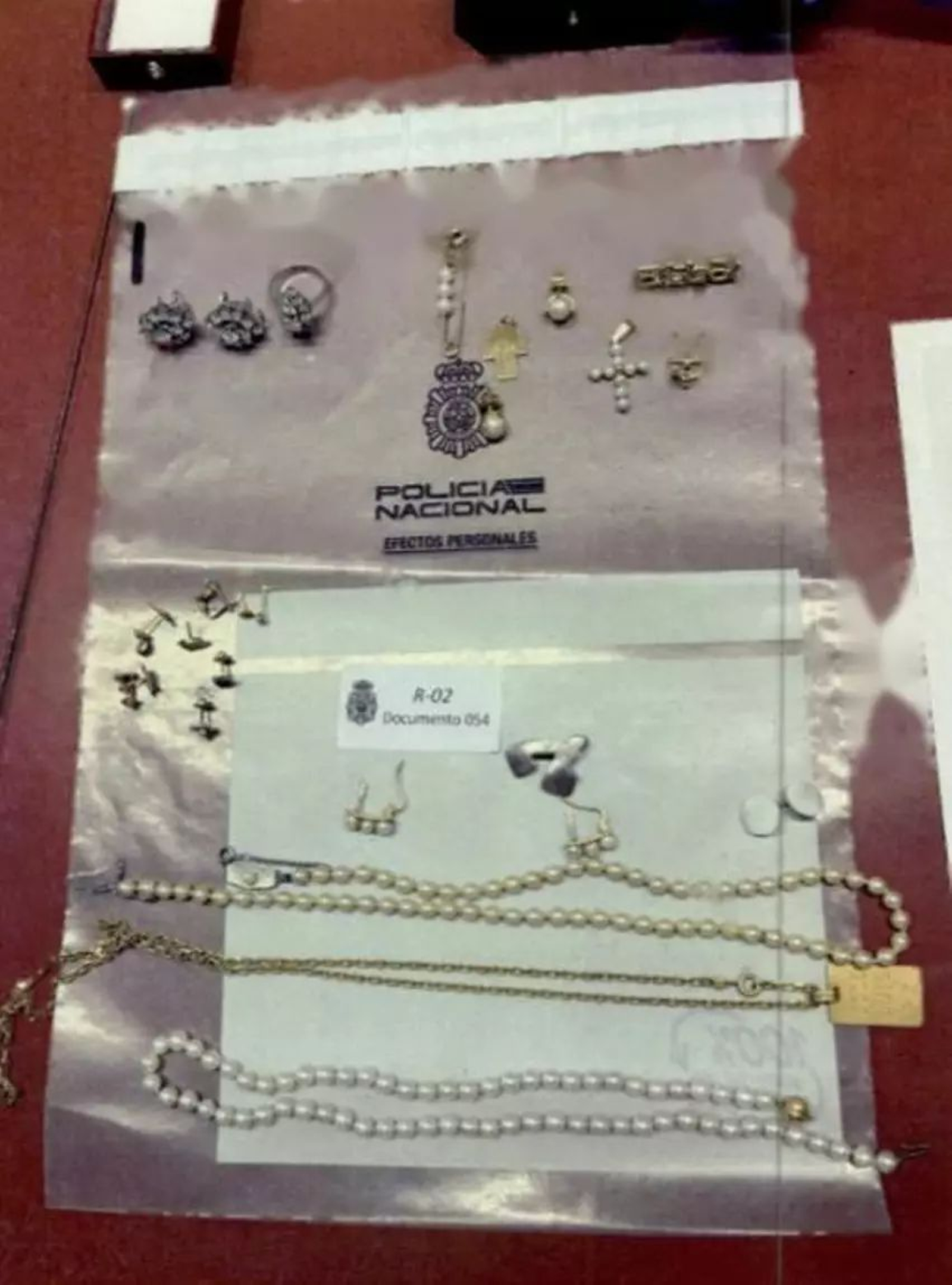Galería | Las joyas y los relojes que Zapatero guardaba en su despacho