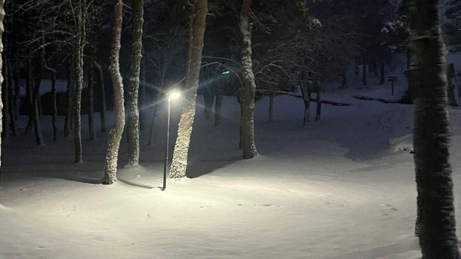 Una farola ilumina la nieve en la Estación de Manzaneda.