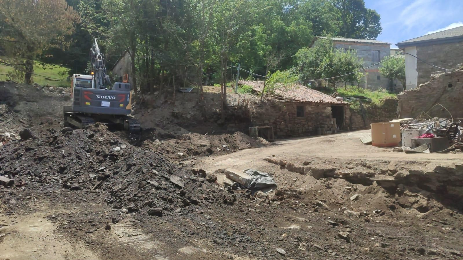 Galería | Así está A Bouza veinte días después de la riada que arrasó con todo, en fotos