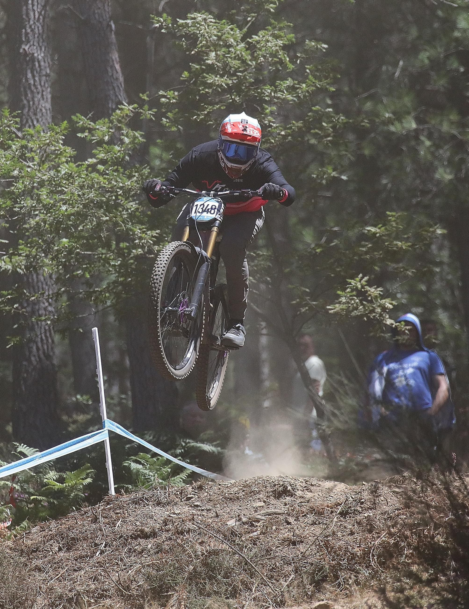 El Autonómico de descenso de mountain bike, un éxito en Xunqueira
