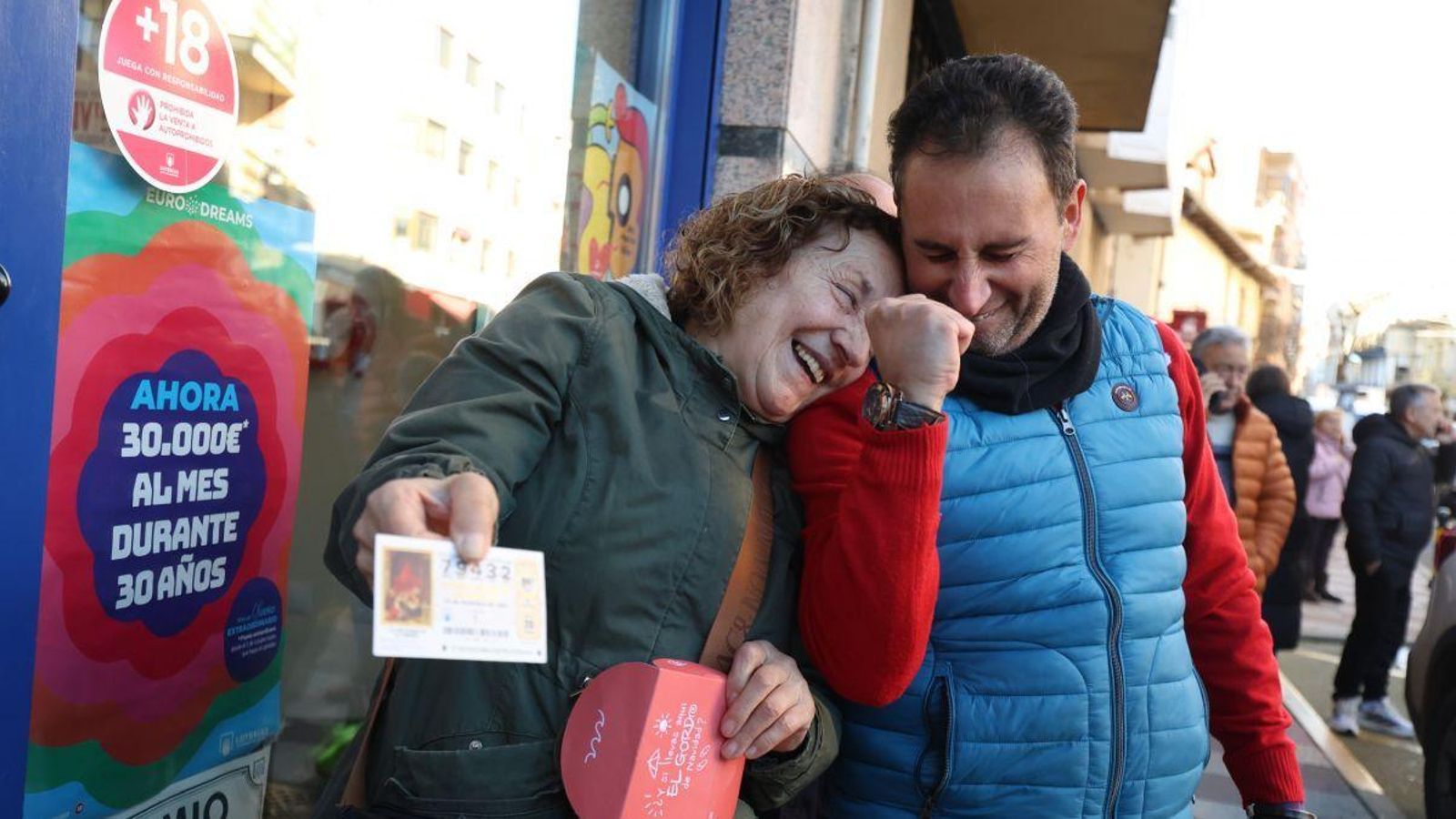 Dos personas celebran con el décimo premiado.