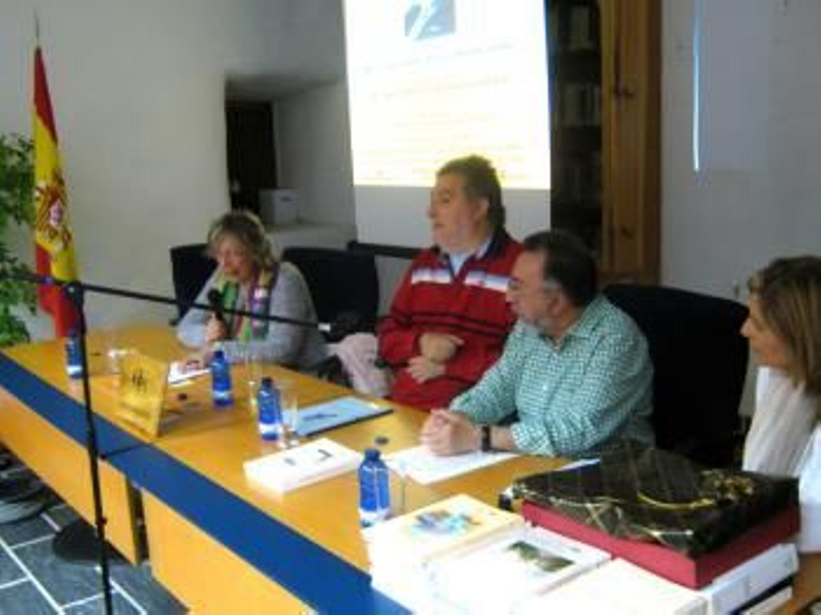 Castro Voces, segundo por la izquierda, en la conferencia.