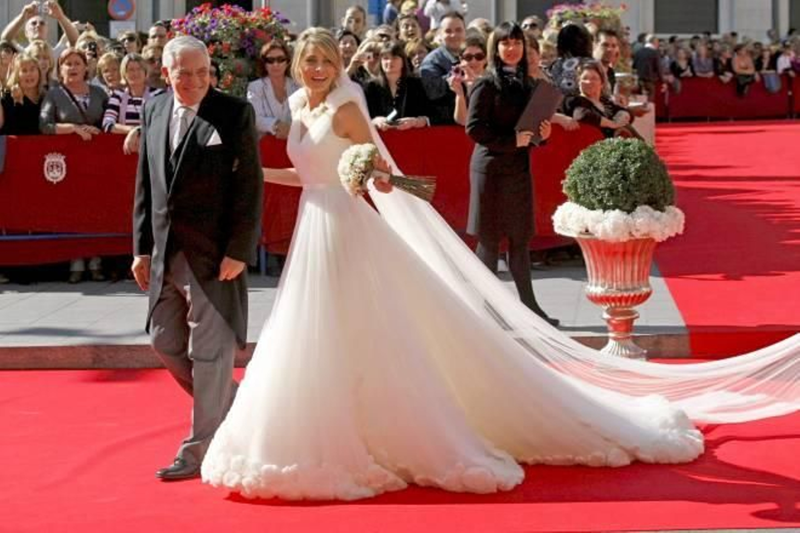 La novia del diestro José María Manzanares, Rocío Escalona, acompañada por el padrino, Jesús Escalona