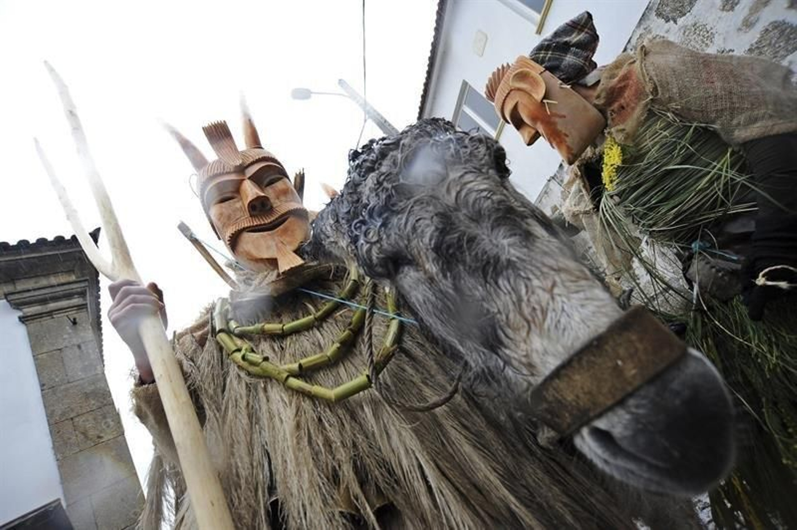 Varios hombres disfrazados de "Caretos", figuras con máscaras diabólicas, participan en el carnaval de Lazarim en Lamego, Portugal. (PASSOS)