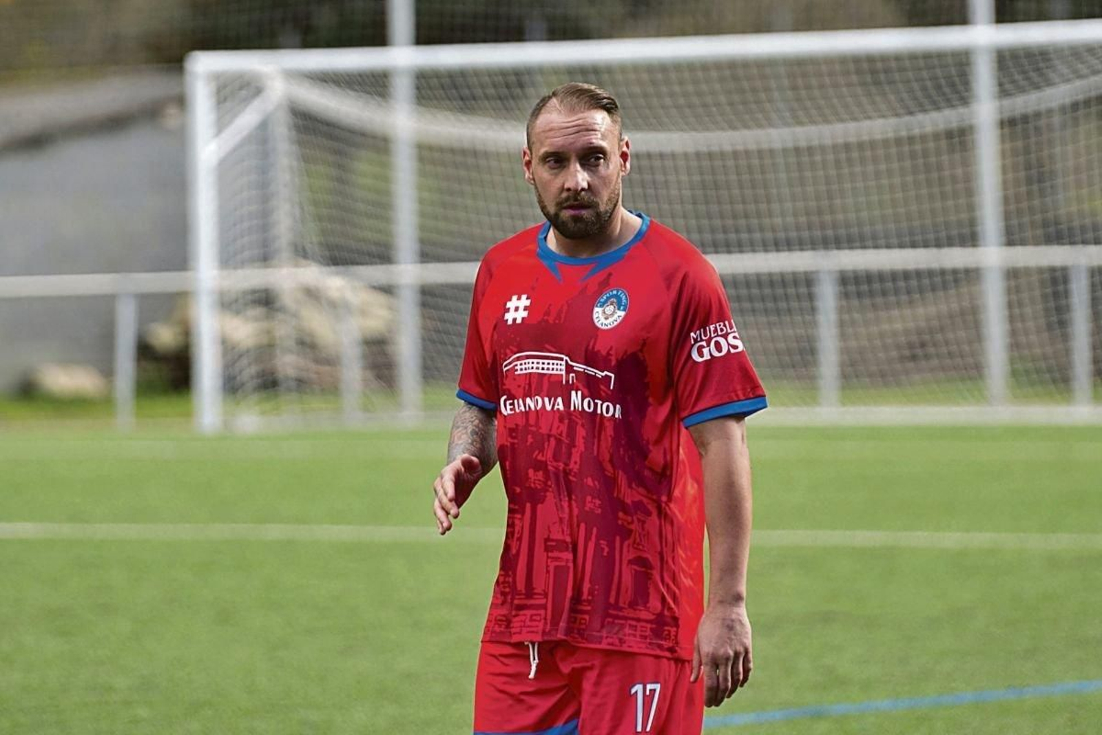 El delantero del Celanova, Unai, durante el partido disputado en el campo del Ribadavia.