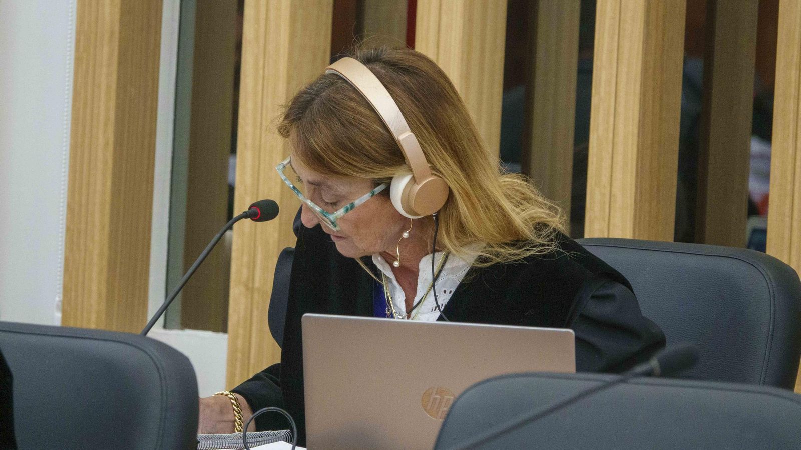 Una de las abogadas defensoras, con los auriculares.